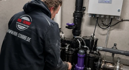 MBK-Techniker bei der Montage einer Rückstauschutzanlage mit Pumpe und Steuergerät