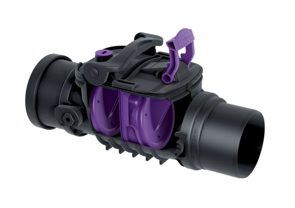 Mechanischer KESSEL-Rückstauverschluss Staufix mit zwei violetten Pendelklappen und Notverschluss, zum Einbau in eine freiliegende Abwasserleitung – beispielhafte Produktabbildung